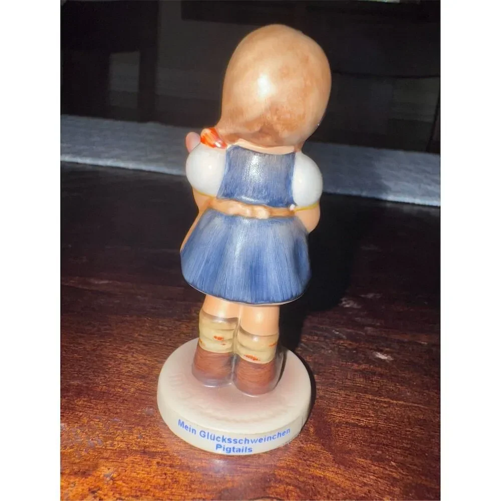 New M.J. Hummel "Pigtails" Goebel Figurine w/ Piglet 1999 Exclusive Edition‎ - Picture 4 of 8